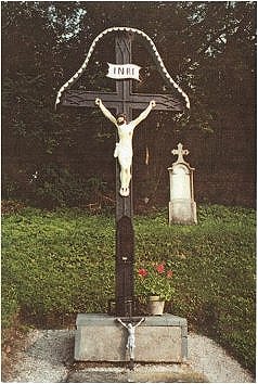 Kreuz auf dem Friedhof im Grund